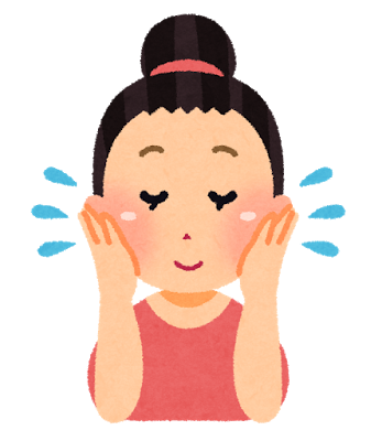 化粧水をつける女性